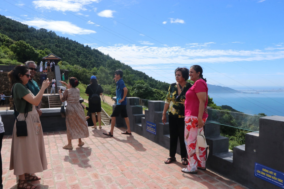 La Puerta de Hai Van dio la bienvenida a muchos turistas extranjeros el primer día de apertura. (Foto: VNA)