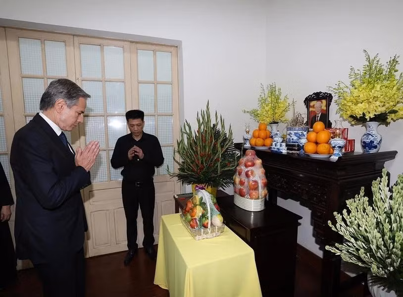 El secretario de Estado de Estados Unidos, Antony Blinken, ofrece incienso en memoria del secretario general Nguyen Phu Trong. (Foto: VNA)