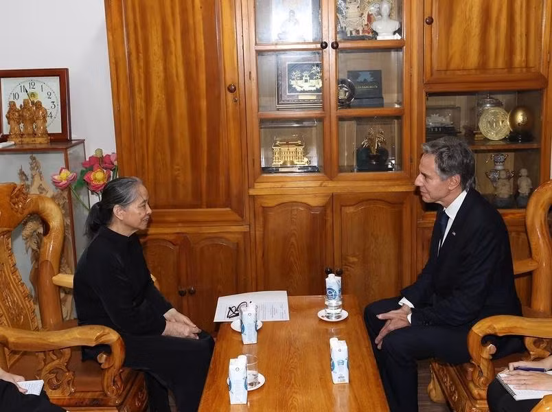 La esposa del secretario general, Nguyen Phu Trong, Ngo Thi Man, habla con el secretario de Estado de Estados Unidos, Antony Blinken. (Foto: VNA)