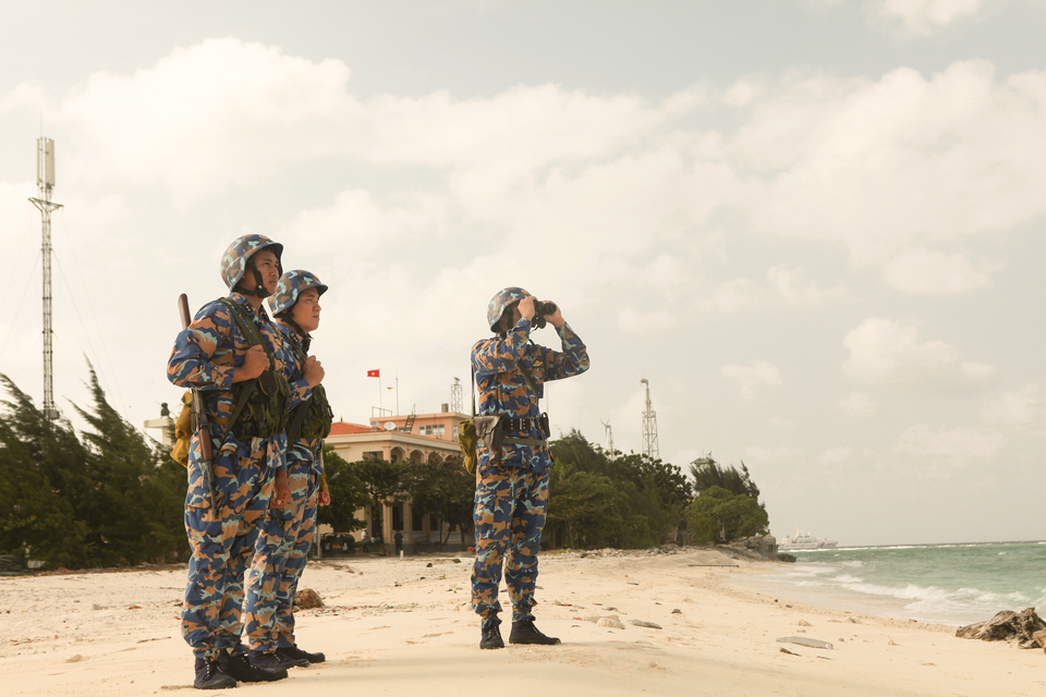 Los soldados de la marina son comparados con los "ojos" de Truong Sa que día y noche vigilan, protegen la soberanía y mantienen la paz en las islas y mares de la Patria. (Foto: Revista Vietnam)