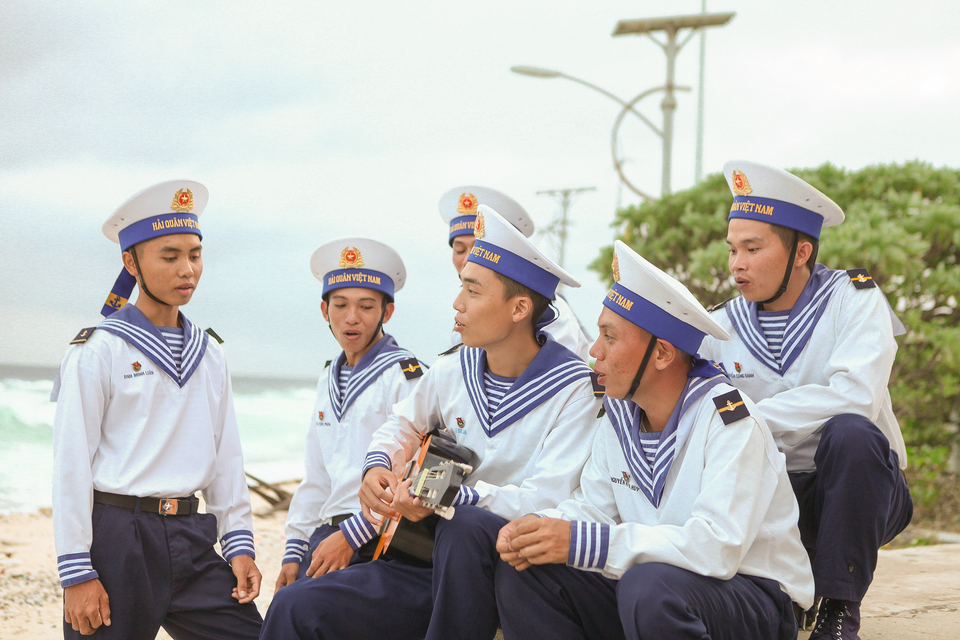 Momento de relajación de los soldados de la isla cuando se toman un descanso después de la guardia. (Foto: Revista Vietnam)