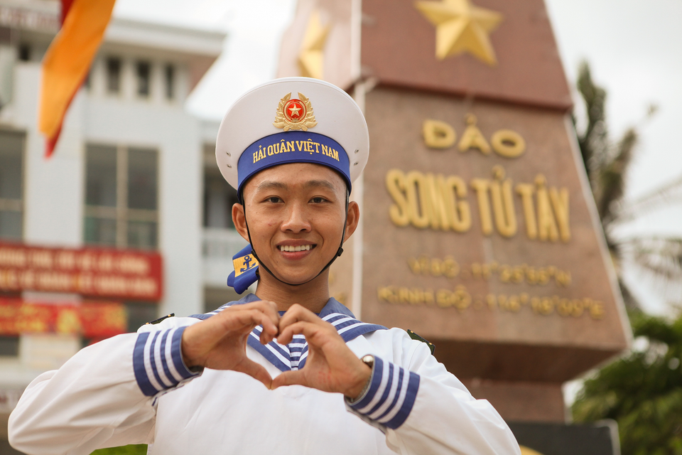 Un soldado naval forma un corazón con sus manos, mostrando entusiasmo y vigor juvenil. (Foto: Revista Vietnam)