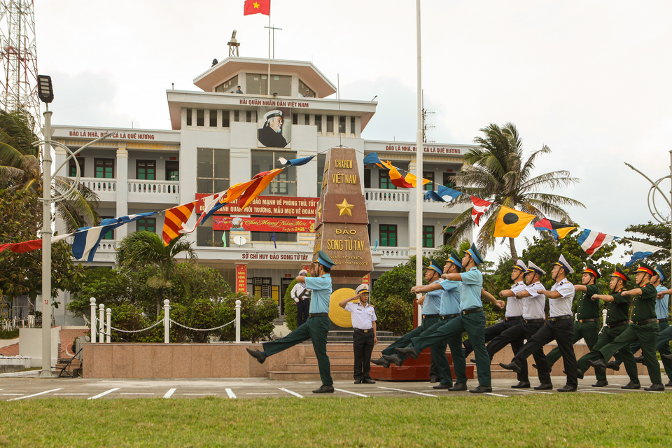 Revisión de tropas en la isla Song Tu Tay. (Foto: Revista Vietnam)