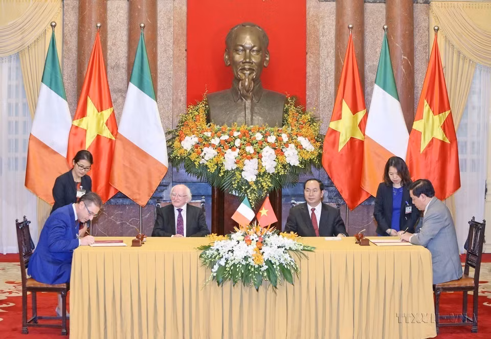 El presidente Tran Dai Quang y su homólogo de la República de Irlanda, Michael Daniel Higgins, presenciaron la ceremonia de firma de los documentos de cooperación entre los dos países el 7 de noviembre de 2016. (Fuente: VNA)