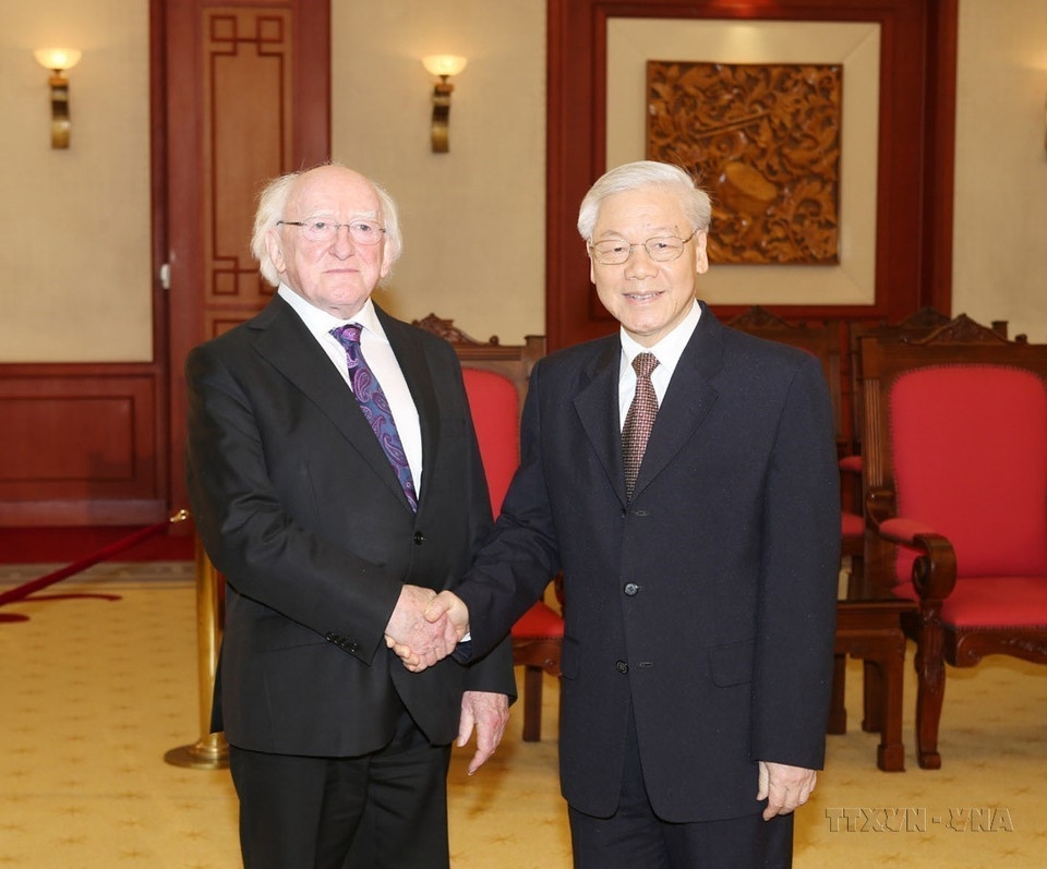 El secretario general del Partido Comunista de Vietnam, Nguyen Phu Trong, recibe al presidente de la República de Irlanda, Michael Daniel Higgins, en una visita de Estado al país indochino(8 de noviembre de 2016). (Fuente: VNA)