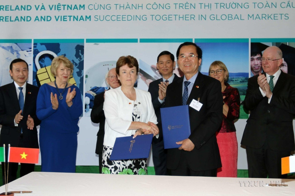 El presidente de la República de Irlanda, Michael Daniel Higgins, y su esposa y los líderes de Ciudad Ho Chi Minh presenciaron la firma de un Memorando de Entendimiento entre los socios irlandeses y vietnamitas (Ciudad Ho Chi Minh, el 11 de noviembre de 2016). (Fuente: VNA)