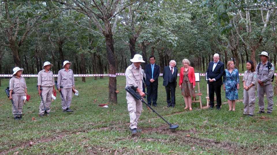 El presidente de la República de Irlanda, Michael Daniel Higgins, y su esposa visitaron el sitio de estudio de bombas de racimo del proyecto "Restauración ambiental y superación de las consecuencias de la guerra" - RENEW/NPA en la comuna de Hai Thai, distrito de Gio Linh, provincia de Quang Tri (2016). (Fuente: VNA)