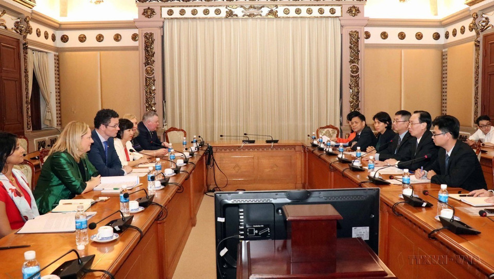 El vicepresidente permanente del Comité Popular de Ciudad Ho Chi Minh, Le Thanh Liem, sostuvo un encuentro de trabajo con Patrick O'Donovan, secretario de Estado del Ministerio de Finanzas, Gasto Público y Reforma de Irlanda, sobre la dirección de promover la cooperación entre las dos partes, especialmente en los ámbitos de la educación y la salud (18 de marzo de 2019). (Fuente: VNA)