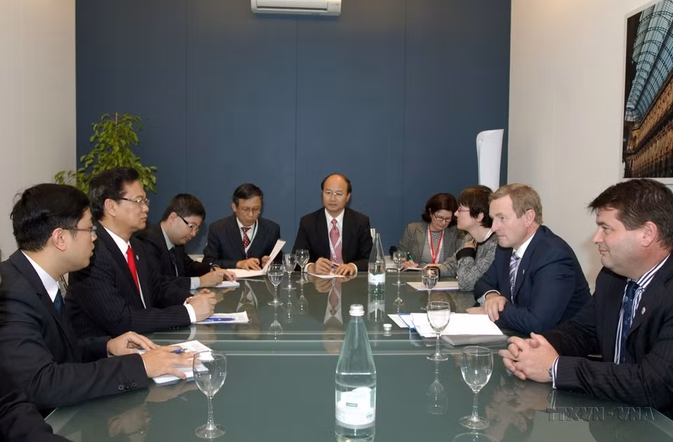 Al margen de la X Cumbre Asia-Europa (ASEM 10) celebrada en Milán (Italia), el primer ministro Nguyen Tan Dung se reunió con su homólogo irlandés Kenny Enda (17 de octubre de 2014). (Fuente: VNA)