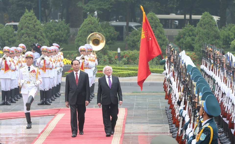 El presidente Tran Dai Quang da la bienvenida a su homólogo de la República de Irlanda, Michael Daniel Higgins, en una visita de Estado a Vietnam del 5 al 14 de noviembre de 2016. (Fuente: VNA)