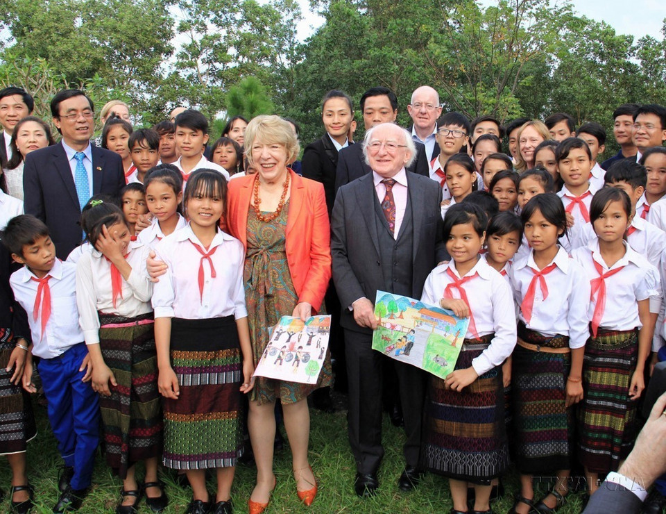 El presidente de la República de Irlanda, Michael Daniel Higgins, y su esposa y estudiantes de la Aldea Infantil “Kids First” en el marco del proyecto "Restauración ambiental y superación de las consecuencias de la guerra" - RENEW (Quang Tri, 2016). (Fuente: VNA)