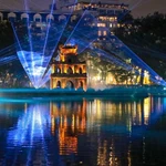 Espacio de iluminación artística del Lago Hoan Kiem y la Torre de la Tortuga en Hanoi