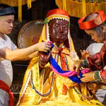 Emotivo ritual de “vestidura del Buda” en el festival de la aldea de Keo