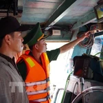 Los guardias fronterizos de Dong Thap inspeccionan el funcionamiento del sistema de monitoreo de embarcaciones en un barco pesquero. (Foto: VNA)