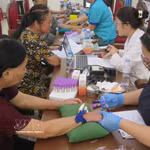 Familiares de mártires aportan muestras biológicas de ADN en Lao Cai durante la campaña intensiva, desarrollada del 13 al 17 de julio de 2026, para apoyar la identificación de los restos de combatientes caídos aún sin identificar. (Foto: VNA)