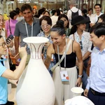 Visitantes internacionales exploran la cerámica vietnamita Chu Dau