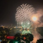 Vietnam da la bienvenida al año nuevo con espectáculos de fuegos artificiales
