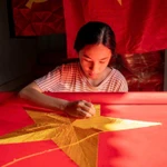 Aldea de confección de banderas Tu Van teñida de rojo en los días históricos de agosto
