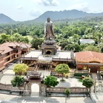 Estatua de Amitābha de 24 metros en la pagoda Kim Tien en An Giang