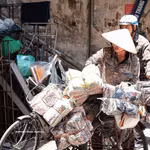 Las labores de carga y transporte de mercancías continúan pese al intenso calor. (Foto: VNA)