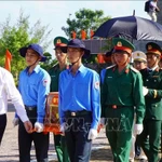 Líderes de la provincia de Dong Thap realizan la ceremonia de traslado de los restos de los mártires a su lugar de descanso. (Foto: VNA)