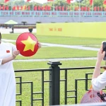 Numerosas personas toman fotos en la Plaza de Ba Dinh en vísperas del Día Nacional