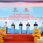 El presidente de la Asamblea Nacional, Tran Thanh Man, junto a los delegados, participa en la ceremonia simbólica de lanzamiento del proyecto del eje espacial de la carretera nacional 1A. (Foto: VNA)