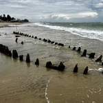 Un barco antiguo emerge en la costa de Hoi An tras tifón Kalmaegi