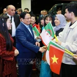 El primer ministro Pham Minh Chinh y su esposa con representantes de la comunidad vietnamita en Argelia. (Foto: VNA)