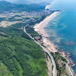 El sistema de carreteras costeras de Vietnam tiene una longitud total de unos 2.838 kilómetros; hasta la fecha, se han completado y puesto en funcionamiento 1.397 kilómetros (Foto: VNA)
