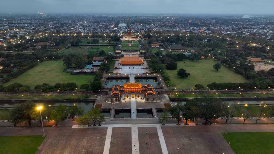La Ciudadela Imperial de Hue se divide en dos áreas principales: Hoang Thanh (muralla exterior que protege los palacios, templos de los ancestros delmonarca) y Tu CamThanh (ciudadela prohibida, donde vivía la familia real). Dentro de Hoang Thanh se encuentran la imponente Puerta Ngo Mon y el Palacio Thai Hoa. Por su parte, Tu Cam Thanh alberga estructuras como Dai Cung Mon, Ta Vu y Huu Vu, el Palacio Can Chanh, el Palacio Dien Tho, entre otros. (Foto: VNA)