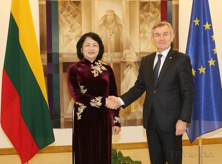 La vicepresidenta Dang Thi Ngoc Thinh se reunió con el presidente del Parlamento lituano Viktoras Pranckietis (Vilniu, 23 de octubre de 2017). (Foto: VNA)