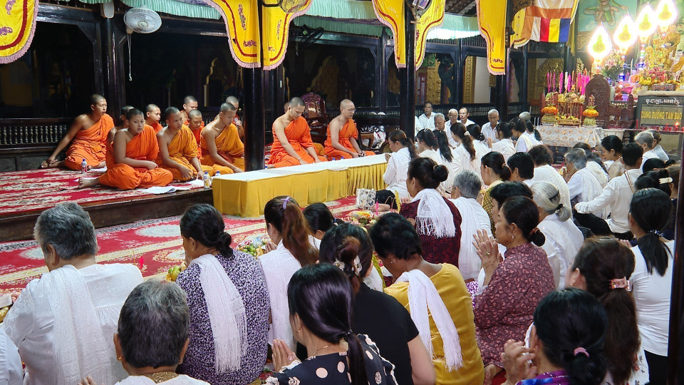 Durante el Sene Dolta, la gente Khmer suele asistir al templo para escuchar los cantos de los monjes y hacer ofrendas por la paz y la prosperidad durante las noches. (Foto: VNA)
