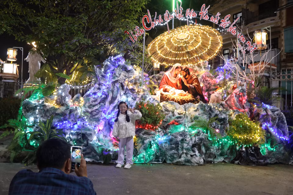 Los habitantes de Hue se toman fotos y capturan momentos significativos con la Navidad cada vez más cerca. (Foto: VNA)
