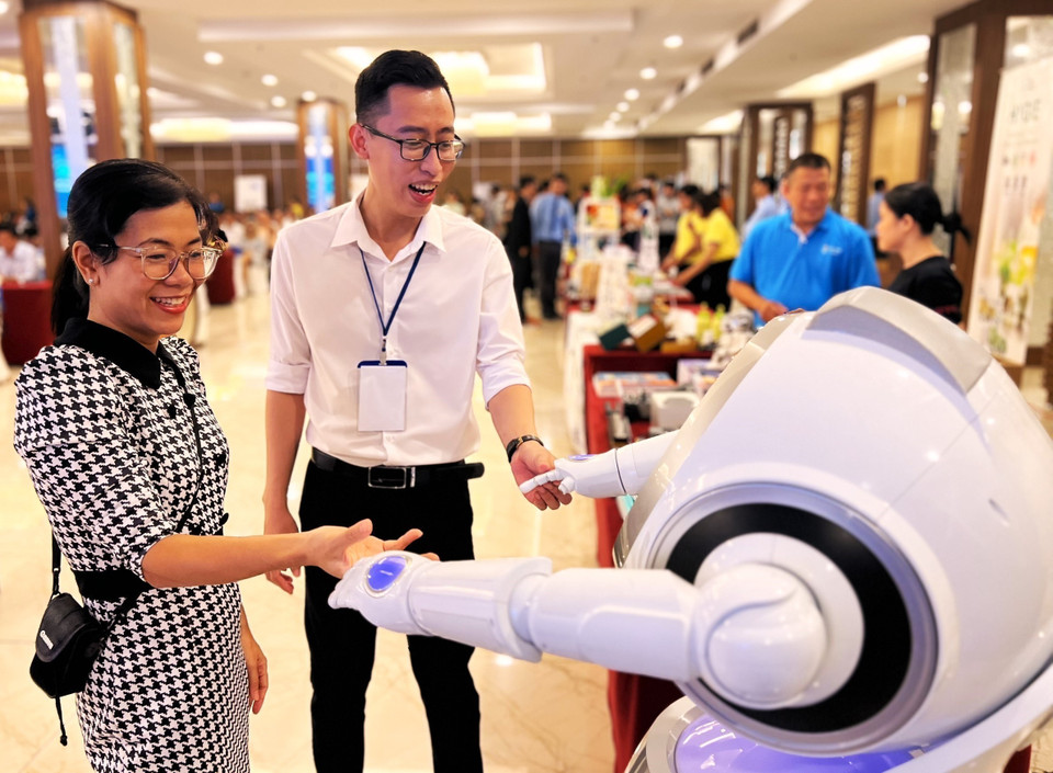 Los delegados interactúan con un robot exhibido en el Seminario “Desarrollo de recursos humanos en ciencia, tecnología e innovación de nivel internacional” en Can Tho en 2024. (Foto: VNA)
