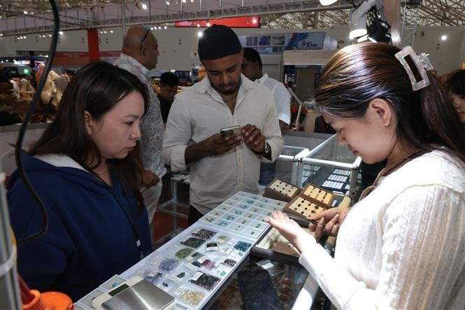 Un stand exhibe rubíes provenientes de la India. (Foto: VNA)