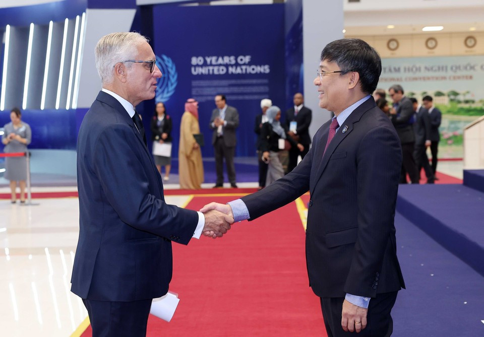 El viceministro permanente de Relaciones Exteriores, Nguyen Minh Vu, da la bienvenida a los jefes de delegación que asisten a la ceremonia de firma de la Convención de las Naciones Unidas contra la Ciberdelincuencia (Convención de Hanoi) en Hanoi. (Foto: VNA)