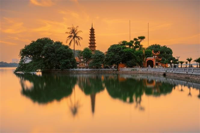 La pagoda Tran Quoc al atardecer de un día de otoño. (Foto: VNA)