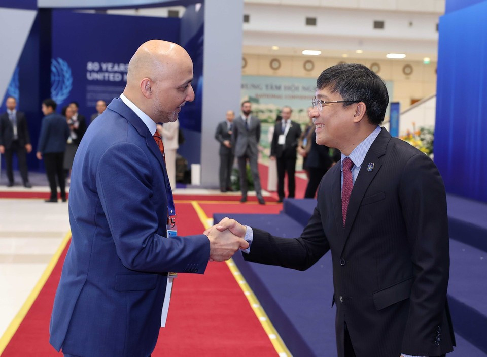 El viceministro permanente de Relaciones Exteriores, Nguyen Minh Vu, da la bienvenida a los jefes de delegación que asisten a la ceremonia de firma de la Convención de las Naciones Unidas contra la Ciberdelincuencia (Convención de Hanoi) en Hanoi. (Foto: VNA)