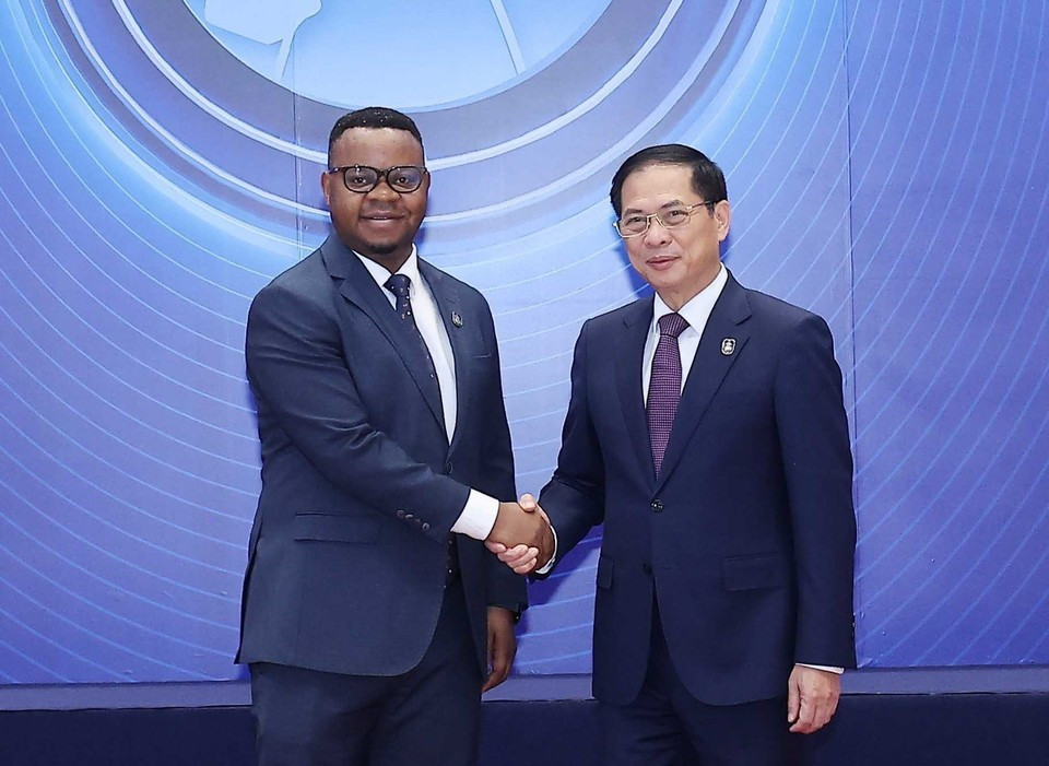 El viceprimer ministro Bui Thanh Son da la bienvenida a los jefes de las delegaciones que asisten a la ceremonia de firma de la Convención de las Naciones Unidas contra la Ciberdelincuencia (Convención de Hanoi) en Hanoi. (Foto: VNA)