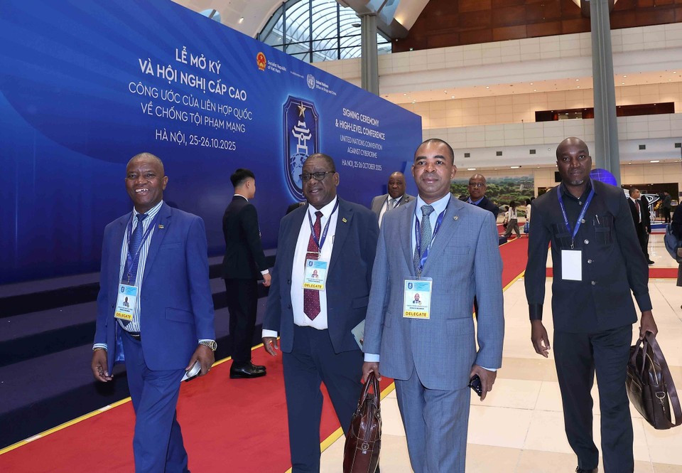 Delegados internacionales llegan al Centro Nacional de Convenciones para participar en la ceremonia de apertura y firma de la Convención de Hanoi, en la mañana del 25 de octubre. (Foto: An Dang – VNA)