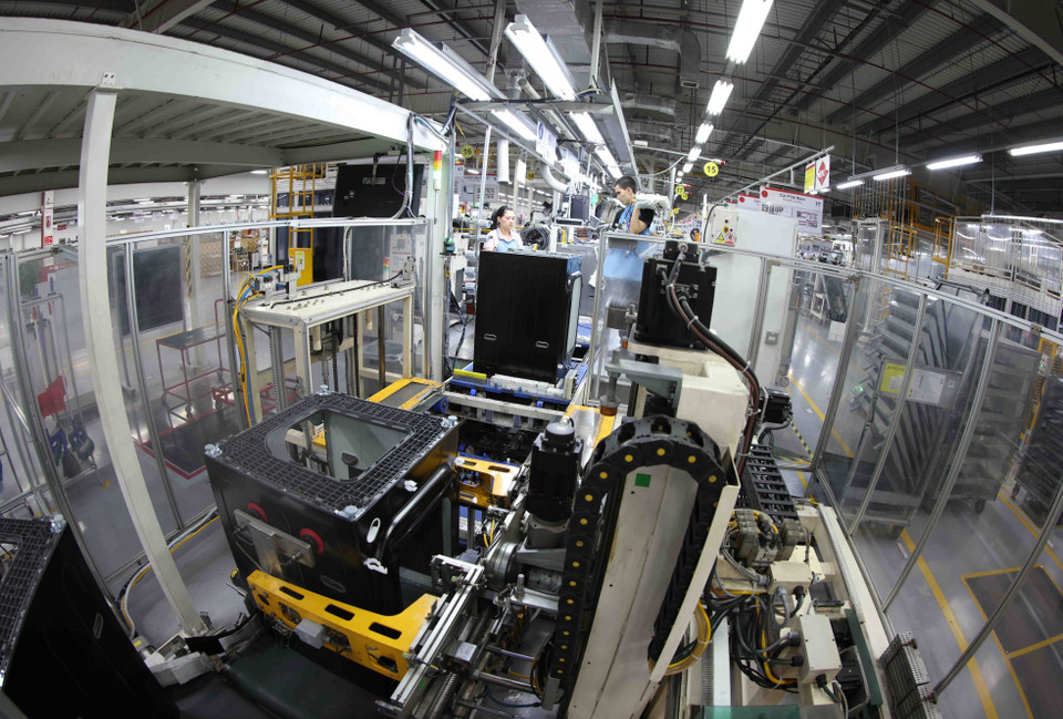 Corea del Sur es actualmente uno de los principales socios económicos de Vietnam: líder en inversión extranjera directa (IED) y segundo en asistencia oficial para el desarrollo (AOD). En la imagen: la línea de ensamblaje de lavadoras automatizadas de la Empresa LG Electronics Vietnam Hai Phong. (con capital 100 % surcoreano). (Foto: VNA)