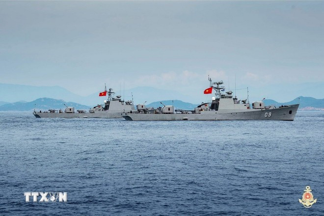 La flotilla de fragatas antisubmarinas clase 159 participa en el desfile naval. (Foto: Armada Popular de Vietnam/VNA)