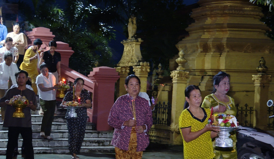 El Festival anual de Sene Dolta de los Khmer comienza entre el 15 y el 30 de julio según el calendario lunar. Las familias Khmer suelen ir al templo para ofrecer arroz y otros alimentos a los monjes. (Foto: VNA)