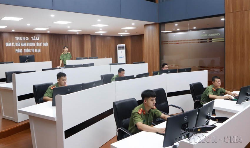 Oficiales responsables del Centro de gestión y operación de equipos técnicos para la prevención y lucha contra el crimen de la Policía provincial de Vinh Phuc, quienes son ingenieros en tecnología de la información con alto nivel y especialización. (Foto: VNA)
