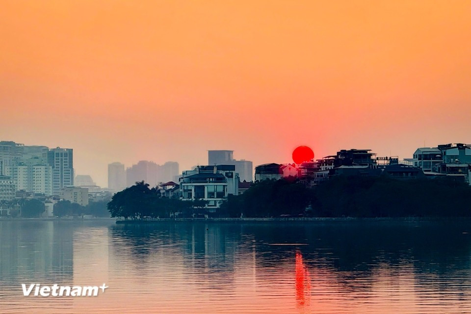 Desde cualquier ángulo, la belleza del Lago del Oeste bajo la luz del crepúsculo que cae en la distancia es suficiente para enamorar a cualquiera. Se puede decir que el Lago del Oeste es un paisaje único en Hanoi, un tesoro que la naturaleza ha regalado a la capital. (Foto: Vietnam+)