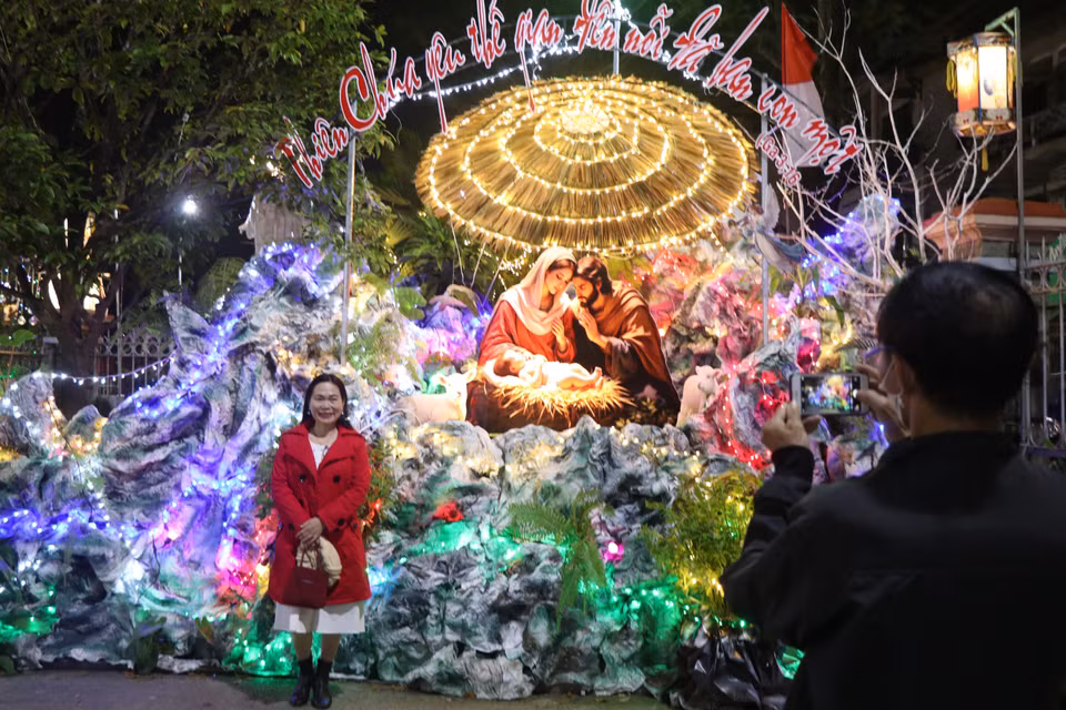 Los habitantes de Hue se toman fotos y capturan momentos significativos con la Navidad cada vez más cerca. (Foto: VNA)