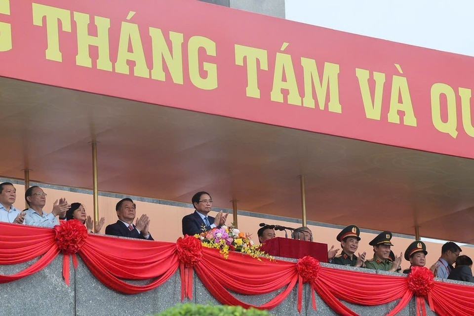 El primer ministro Pham Minh Chinh y los líderes del Partido y del Estado se sientan en la grada durante el ensayo general del desfile. (Foto: Lam Khanh - VNA)