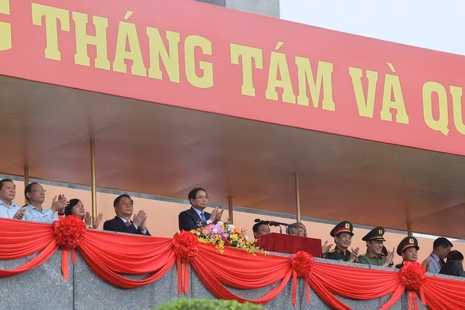 El primer ministro Pham Minh Chinh y los líderes del Partido y del Estado se sientan en la grada durante el ensayo general del desfile. (Foto: Lam Khanh - VNA)