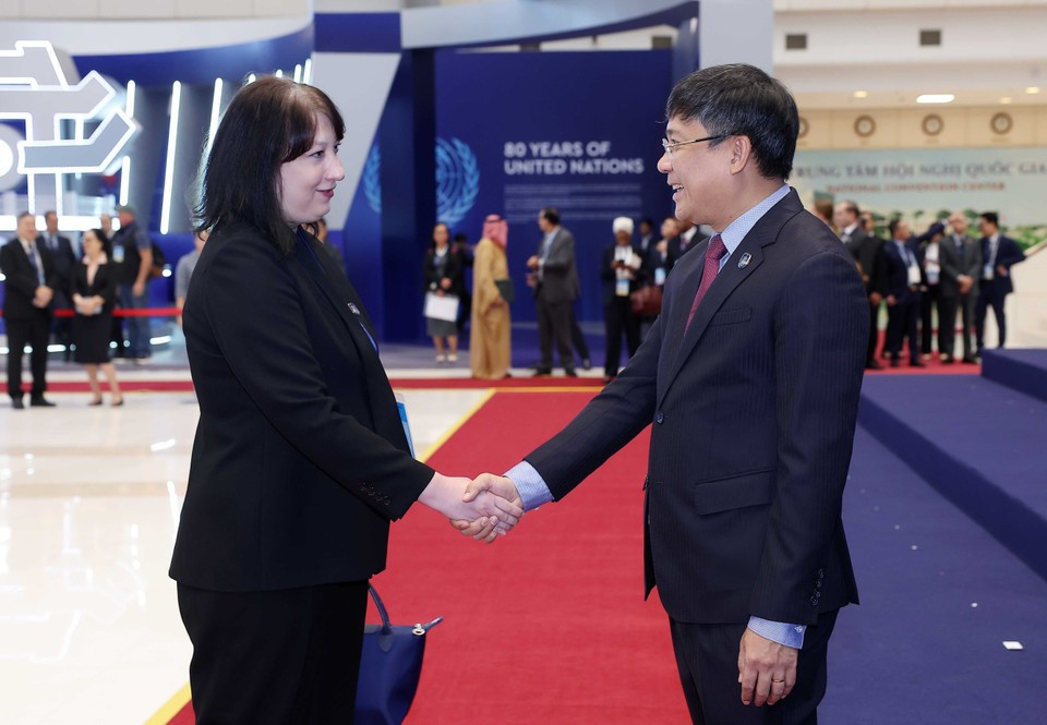 El viceministro permanente de Relaciones Exteriores, Nguyen Minh Vu, da la bienvenida a los jefes de delegación que asisten a la ceremonia de firma de la Convención de las Naciones Unidas contra la Ciberdelincuencia (Convención de Hanoi) en Hanoi. (Foto: VNA)